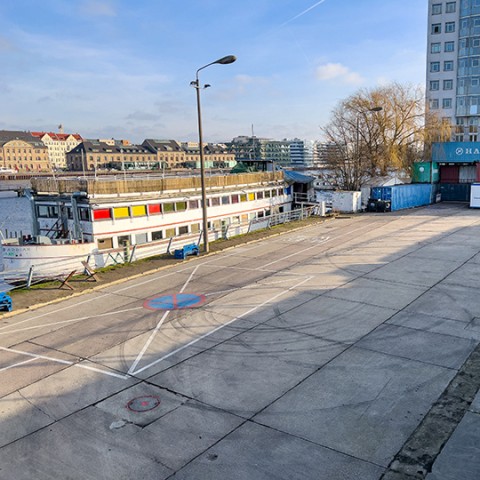 Die MS Hoppetosse am Ufer der Spree auf dem Gelände der Arena Berlin