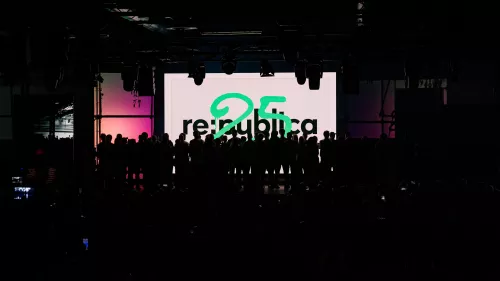 Closing der re:publica 24 mit einem Visual zur re:publica 25 auf dem Bildschirm hinter der Bühne.