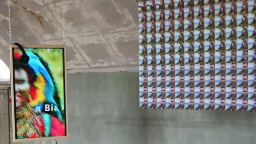 16:9 Fotoausschnitt: links ein Display mit unscharfem angeschnittenen buntem Portrait einer schwarzen Frau mit dem Wort Bias, rechts ein Teil einer Leinwand mit einer Bildsequenz von Portraits beginnend mit einer weißen Frau übergehend in einen weißen Mann - alle Bilder sind KI generiert
