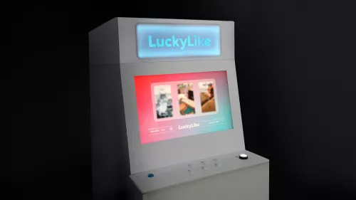 Ein weißer Spielautomat mit dem Titel LuckyLike vor einem dunklen Hintergrund.