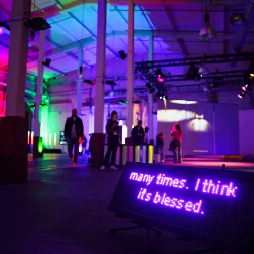 bunt beleuchtete Ausstellungsstücke