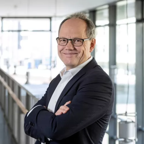 Das Foto zeigt Prof. Dr. Kai Gniffke, Vorsitzender der ARD und Intendant des Südwestrundfunks.