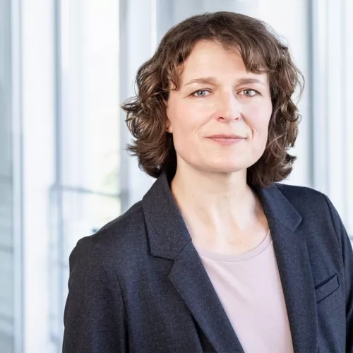Porträt von Sabine Wicher, Referentin Politik Bundesländer bei der Tierschutzorganisation "VIER PFOTEN - Stiftung für Tierschutz"