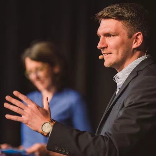 Foto von Erik Tuchtfeld als Sprecher auf einer Bühne