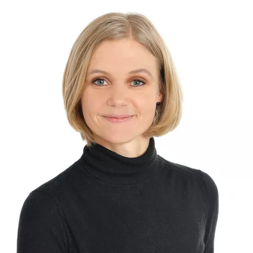 weibliches Portrait mit blondem Bob