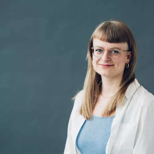 Bild einer Frau, die einen anschaut