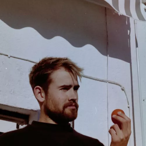 Paul Baule mit einer Tomate in der Hand
