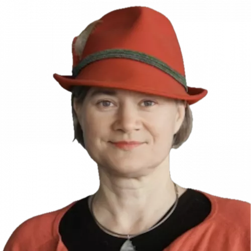Portrait Anke Domscheit-Berg mit rotem Hut, schwarzem Shirt und roter Strickjacke darüber
