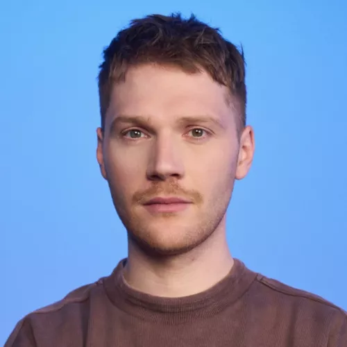 Porträt eines jungen Mannes vor einem blauen Hintergrund