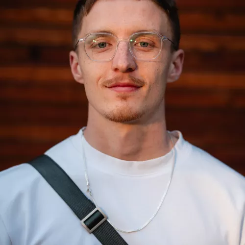 Porträt eines jungen Mannes mit Brille