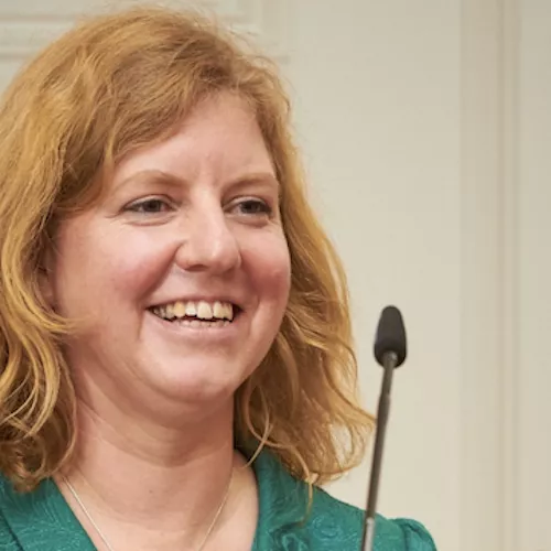 Frau mit roten Haaren