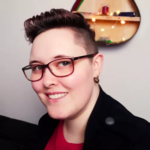 Selfie von einer Frau mit Kurzhaarschnitt und Brille