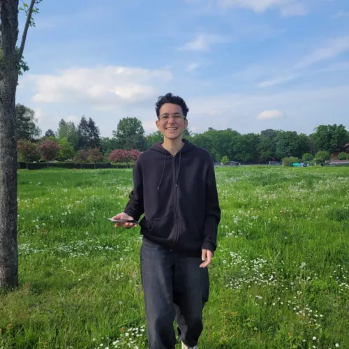 Lockeres Foto von einem jungen Mann auf einer Wiese