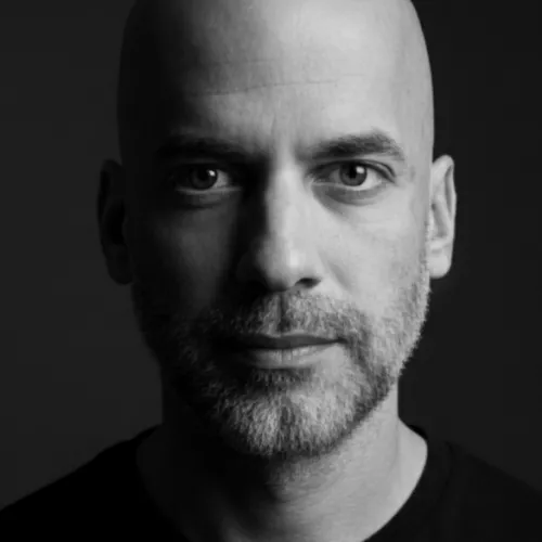 Das Foto zeigt Benjamin Schwarz im Oberkörper-Portrait, es ist schwarz-weiß.