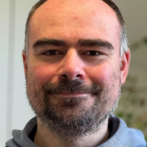 Portrait von Simon Sturzenegger