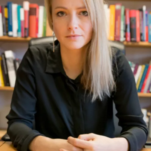 Das Bild zeigt Romy Arnold an ihrem Arbeitsplatz bei Mobit