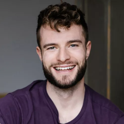 Ein Portraitfoto von Maximilian Pichlmeier, lachend 