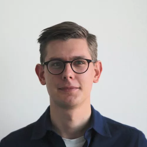 Ein Mann Anfang dreißig mit Brille