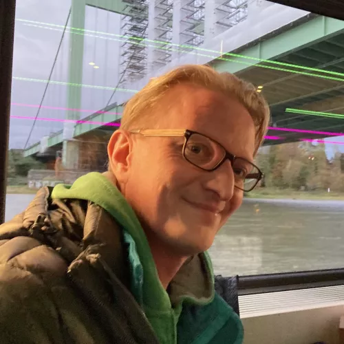 Bild von Martin Wisniowski mit einem Cyber-Hintergrund auf dem Rhein
