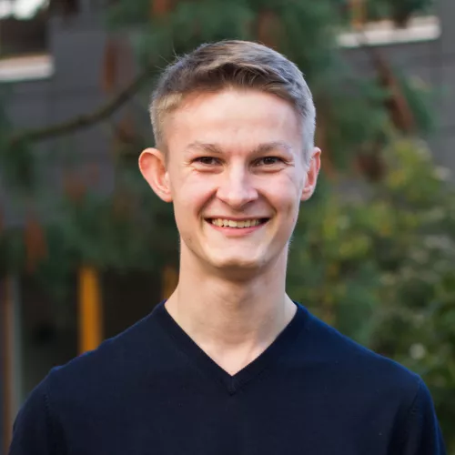 Porträt eines jungen lächelnden Mann