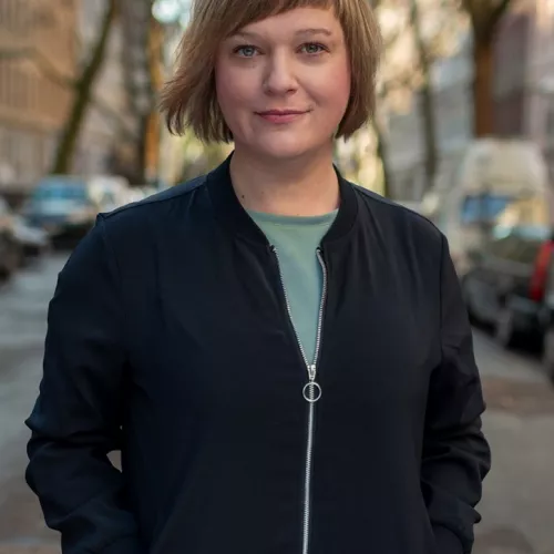 Katrin Schmidberger lächelnd auf Berliner Strasse