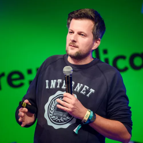 Martin Fuchs steht auf einer re:publica-Bühne und referiert.  