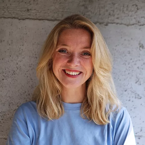 Ein Foto der Redakteurin Lena Nagel. Junge, lachende Frau. 