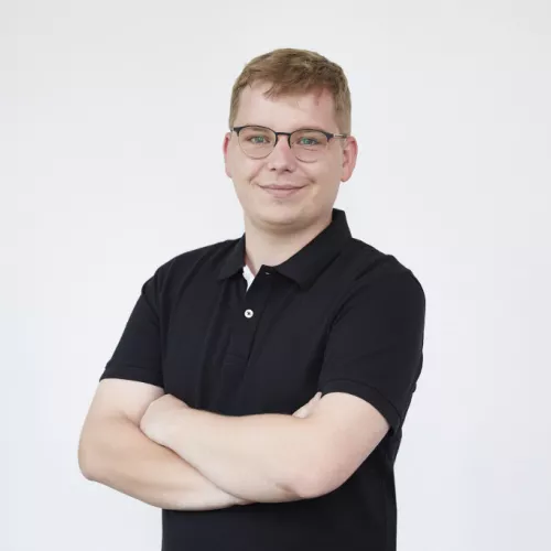 Porträt eines Mannes vor einem weißen Hintergrund