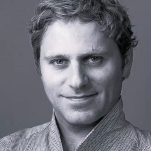 Foto von Pascal Kaufmann, Gründer und CEO von AlpineAI. Ein Mann mit kurz geschnittenem, dunklem Haar und freundlichem Gesichtsausdruck.