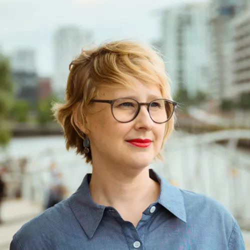 Anna Behrend steht vor einem Kanal in der Hamburger Hafencity