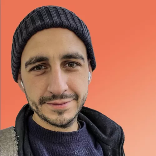 Ein Bild von Pascal mit orangenem Hintergrund.
