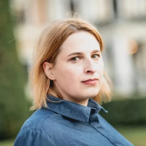 Blonde Frau in blauer Jacke