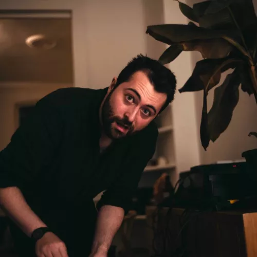 Fabian Nolte schaut ertappt in die Kamera