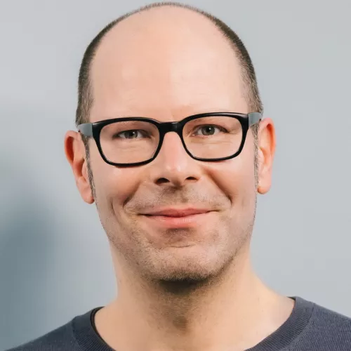 Ein Mann mit Brille