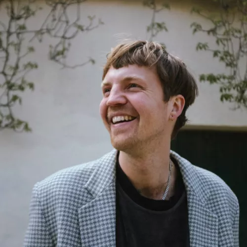 Paul lächelt