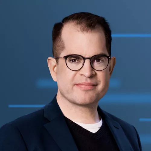 Bild zeigt ZDF-Journalist Dominik Rzepka vor einem blauen Hintergrund.