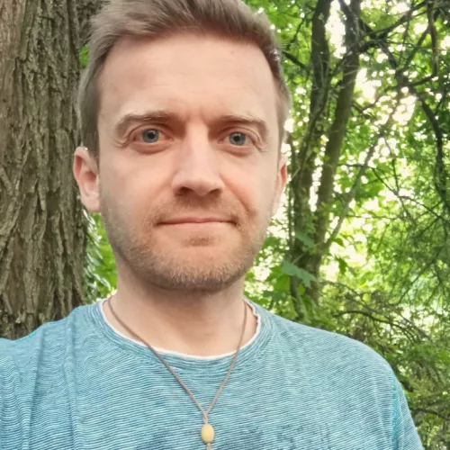 Bild von Vitali Braun im Vordergrund und einem Wald im Hintergrund