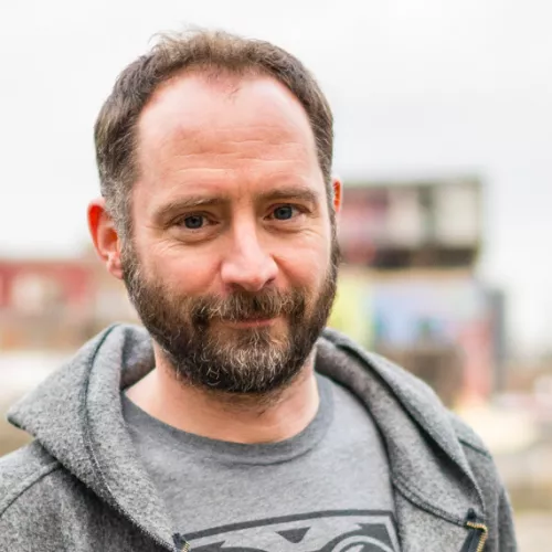 Portrait von Martin Oetting, im Freien, mit Hoodie